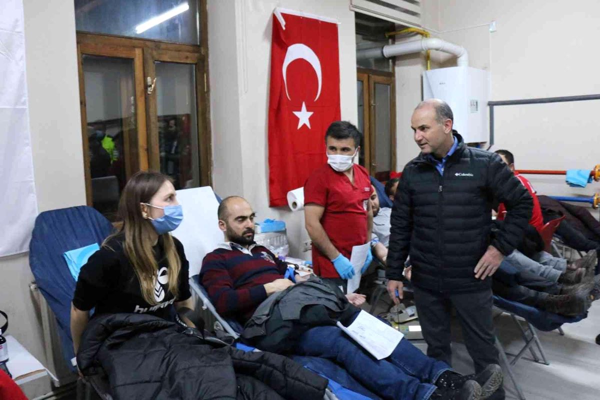 Kars'ta polisler kan bağışında bulundu