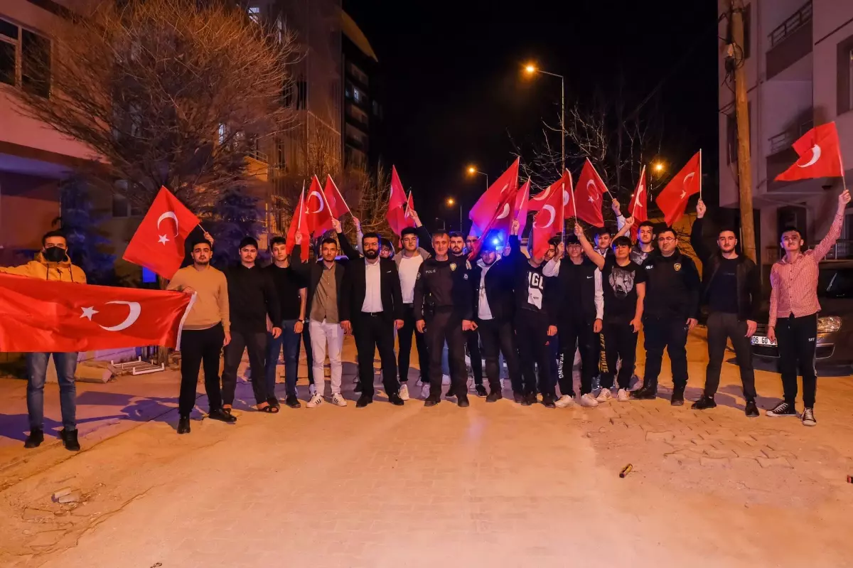 Son dakika haber | Kavga ihbarına giden polis ekiplerine gençlerden sürpriz kutlama