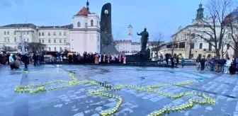 Lviv'de halk 515 kandil mum ile Ukrayna haritası çizdi