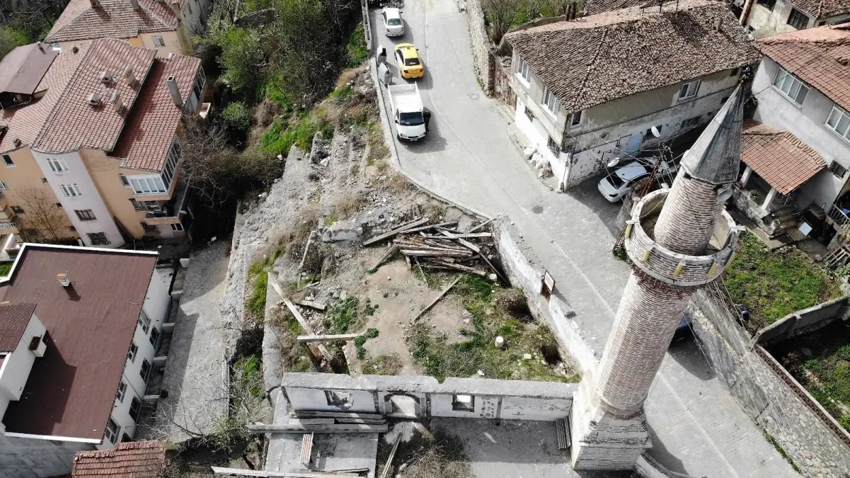 Minaresi öksüz kaldı, 6 asırlık cami 6 yıldır ibadete kapalı