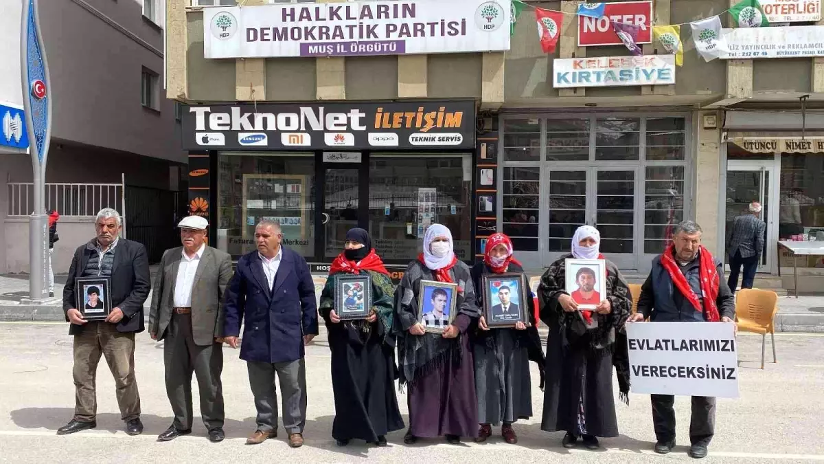 Son dakika haber... Muş\'ta evlat nöbeti tutan aile sayısı 31\'e yükseldi