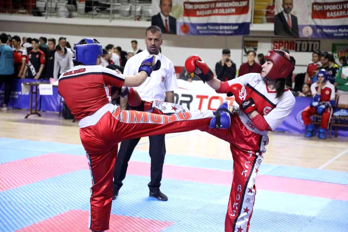 Okullararası Gençler Türkiye Kick Boks Şampiyonası, Sivas\'ta sürüyor