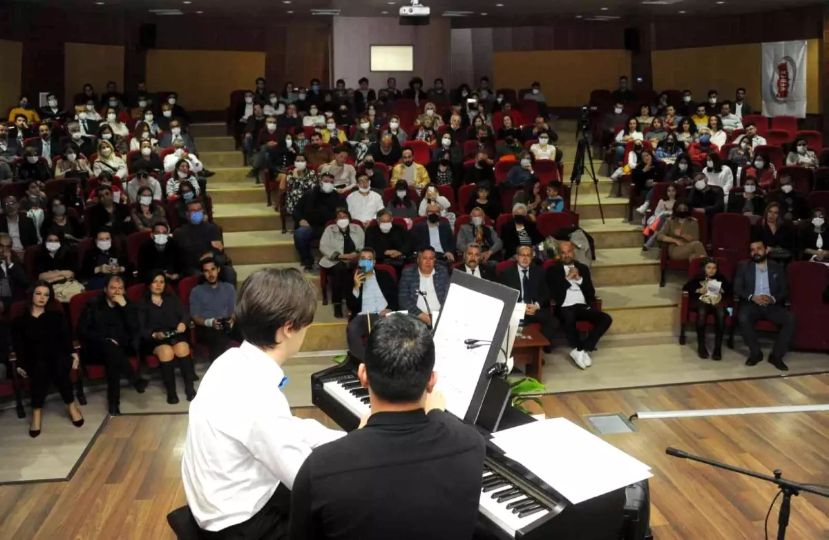 Otizmli Ulutaş, ADÜ Veteriner Fakültesi\'nde konser verdi