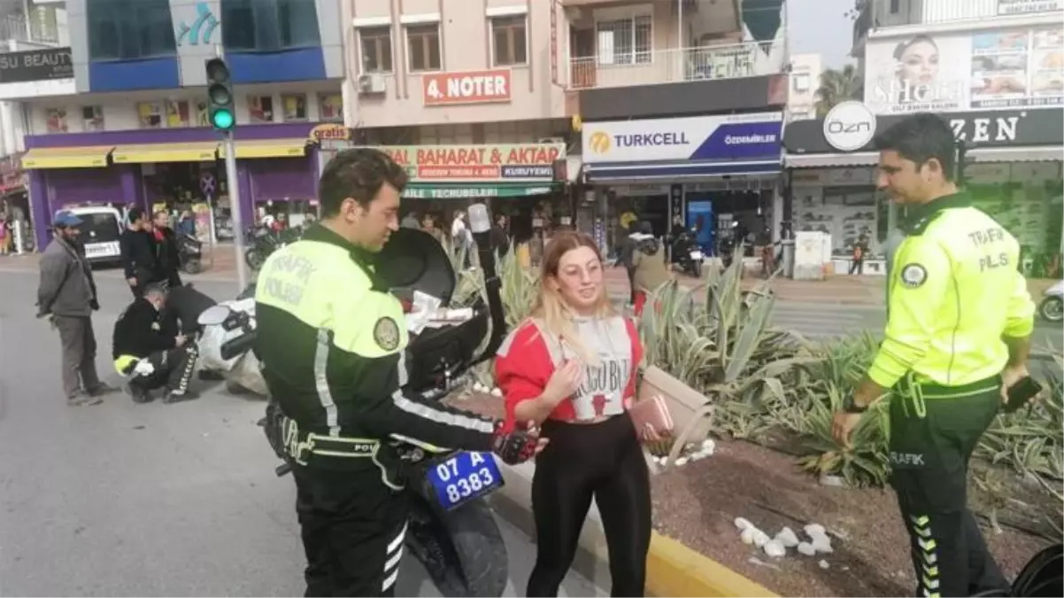 Kadın motosiklet sürücüsü kasksız yakalanınca "Kask almaya param yetmedi" savunması yaptı