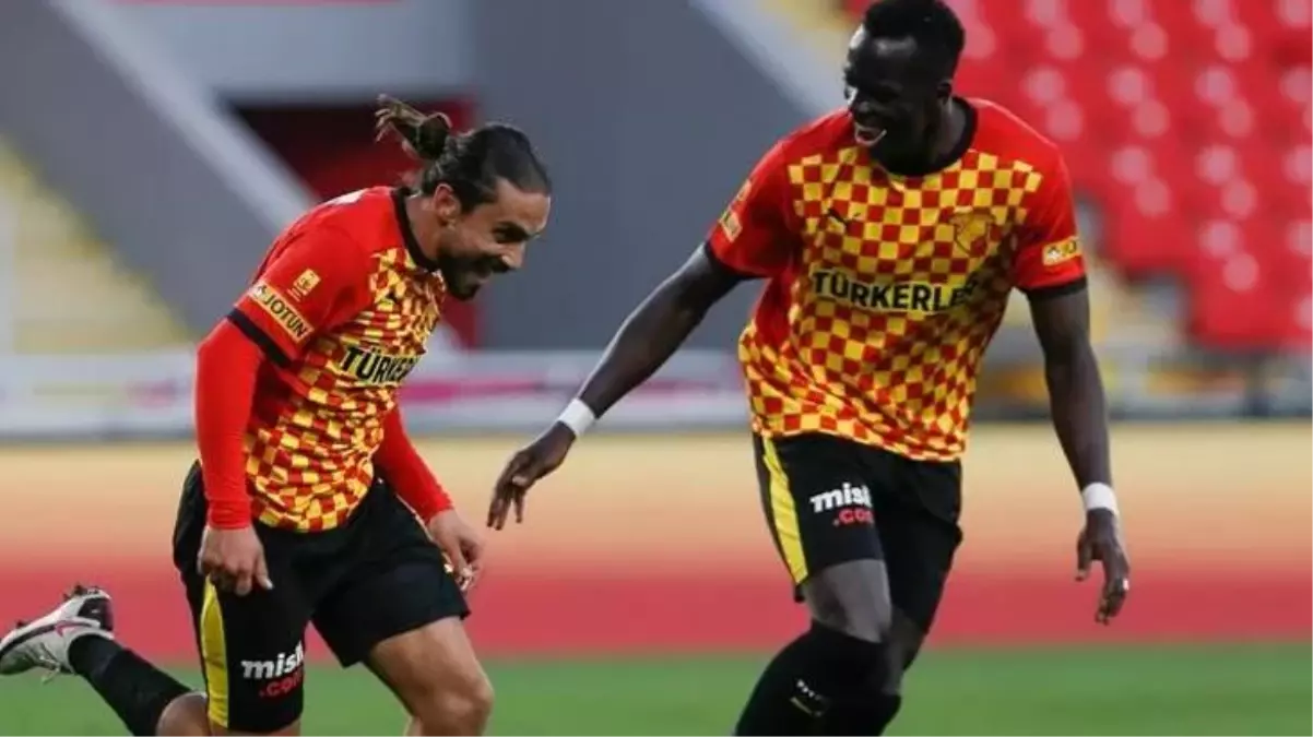 Göztepe\'nin golcü futbolcusu Ndiaye, Shangai Port\'a transfer oldu