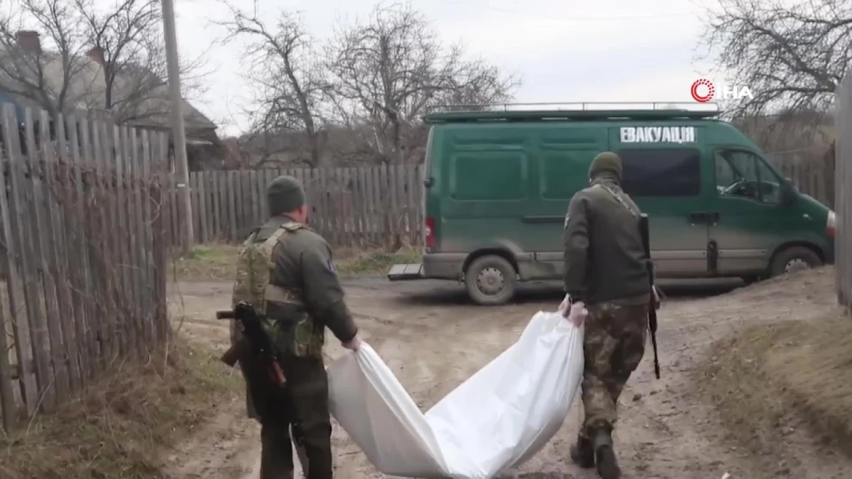 Rus askerlerinden temizlenen bölgelerdeki cansız bedenler toplanıyor