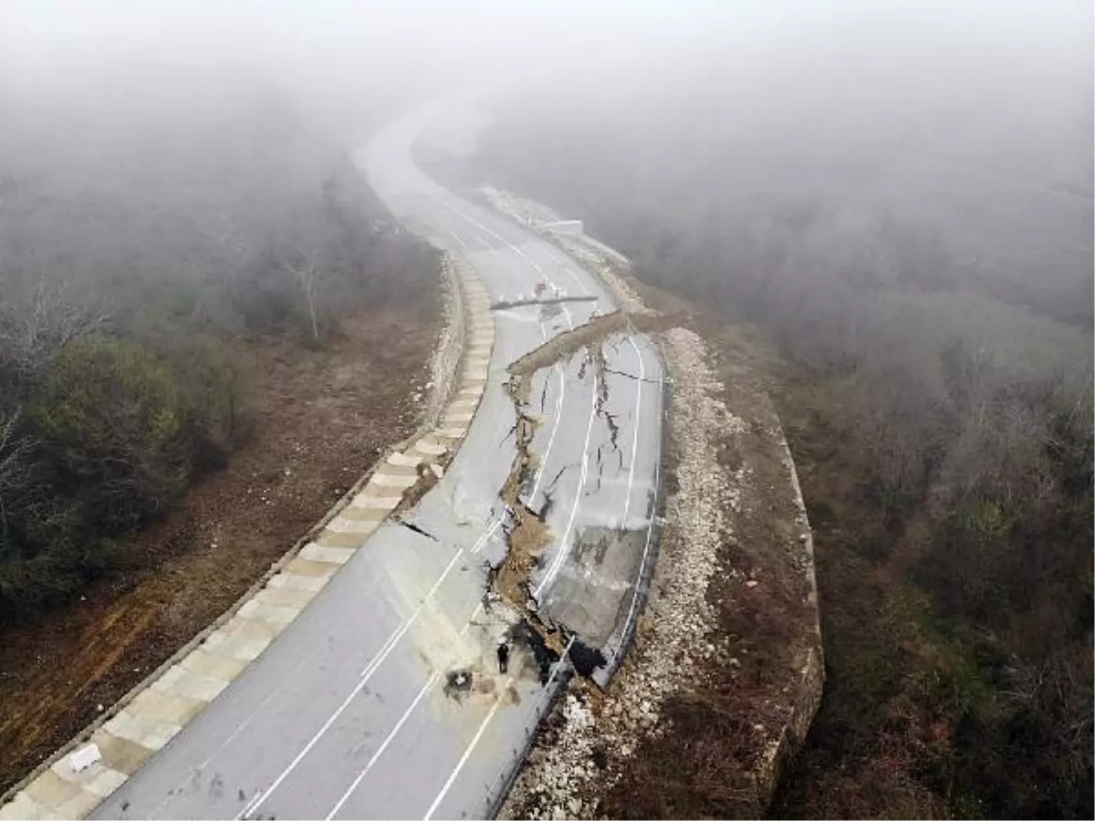 Sakarya yolu çökme nedeniyle ulaşıma kapandı