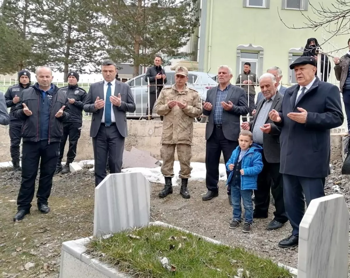 Şehit Rıfat Altıkat kabri başında dualarla anıldı