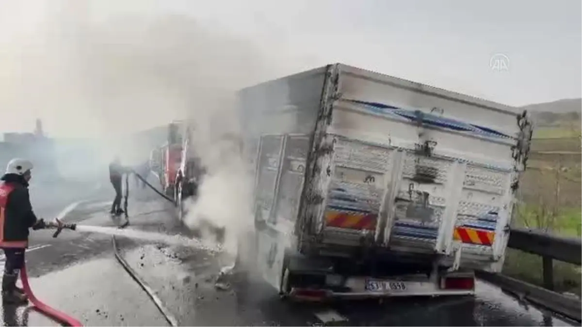 Seyir halindeki kamyonda çıkan yangın söndürüldü