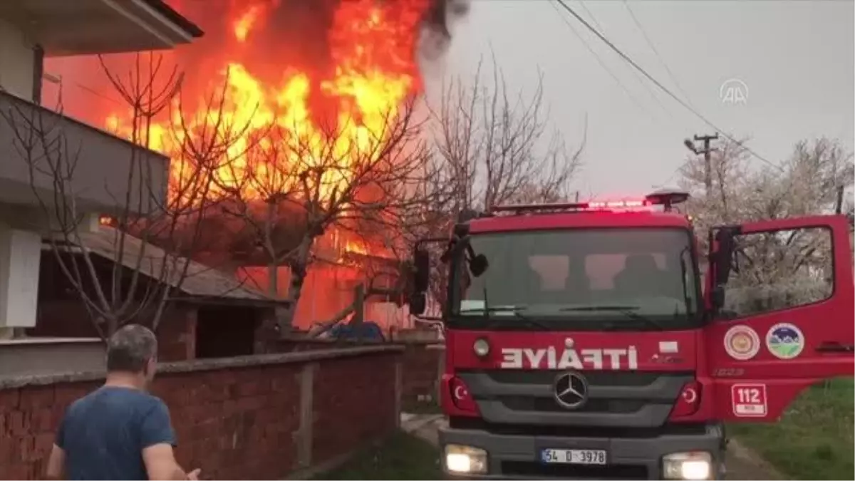 Tek katlı ev yangında kullanılamaz hale geldi