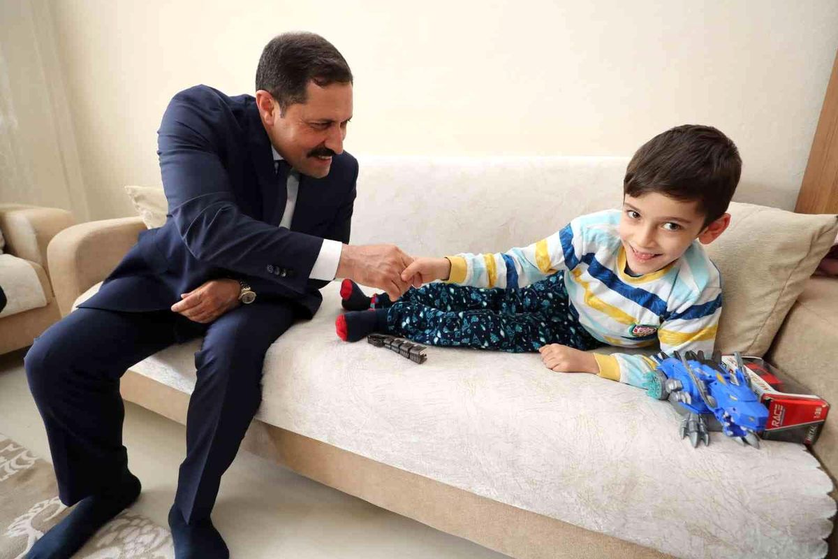 Vali Masatlı, küçük Ayberk\'i sevindirdi