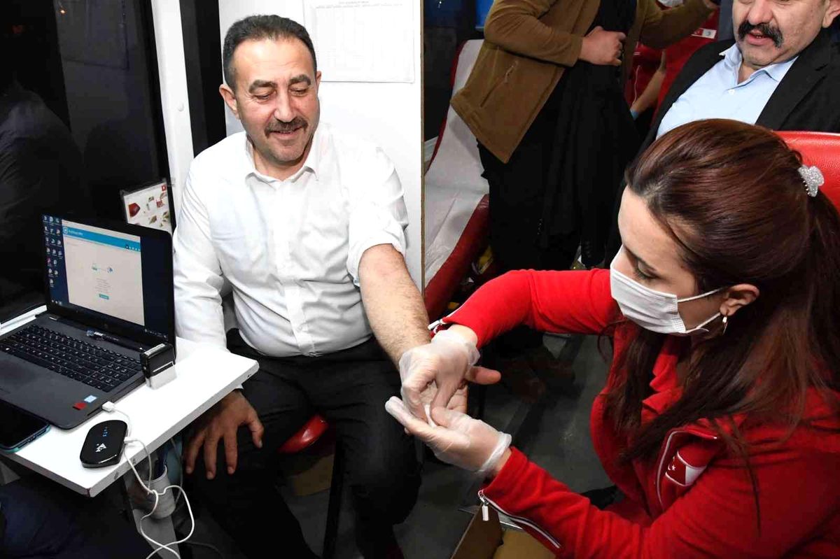 Gümüşhane Emniyet Teşkilatından Kızılay'a kan bağışı