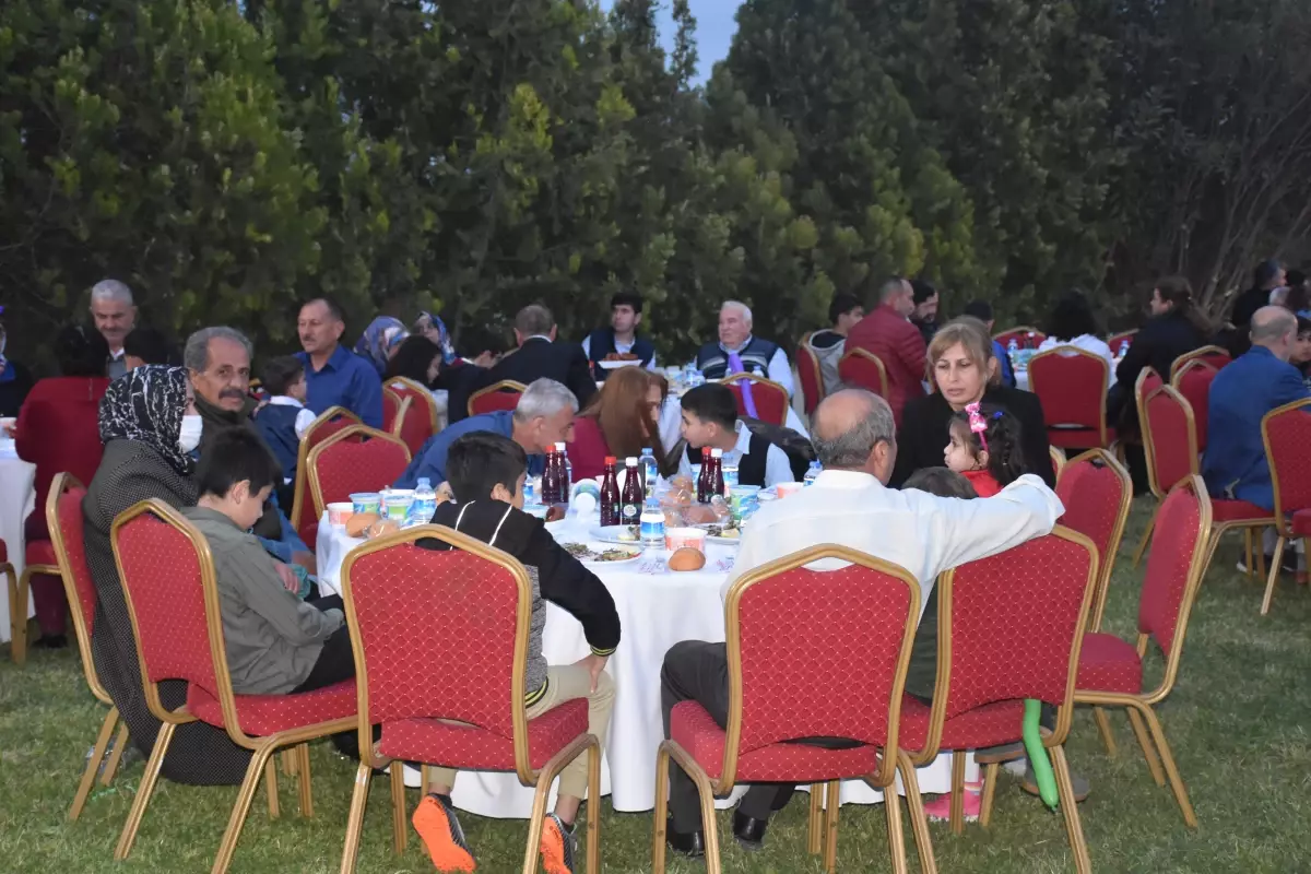 Koruyucu aileler ve çocukları iftarda buluştu