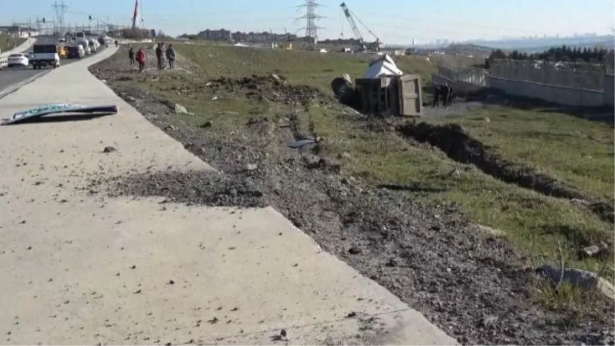 ARNAVUTKÖY\'DE MICIR YÜKLÜ HAFRİYAT KAMYONU TARLAYA DEVRİLDİ