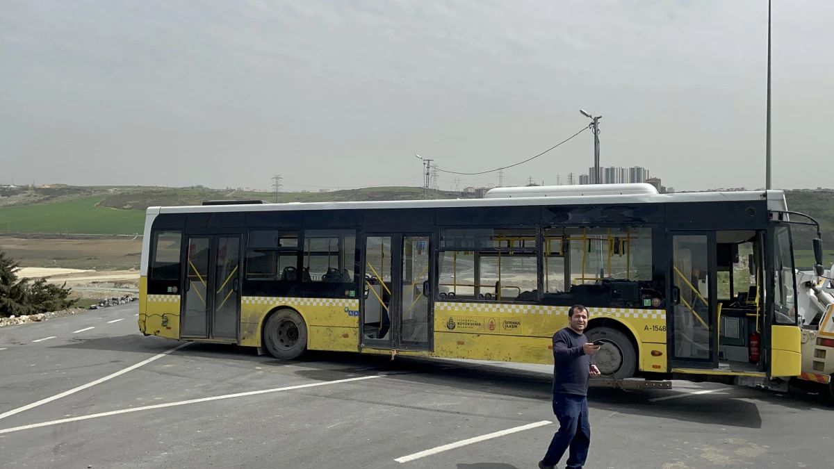 Başakşehir\'de park halindeyken aniden hareket eden İETT otobüsü şarampole devrildi