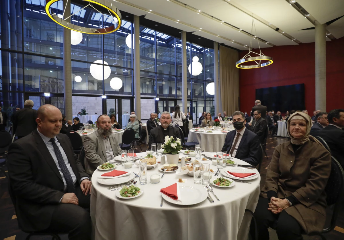 Berlin Büyükelçisi Başar Şen, Almanya\'daki Türk toplumu temsilcilerine iftar verdi