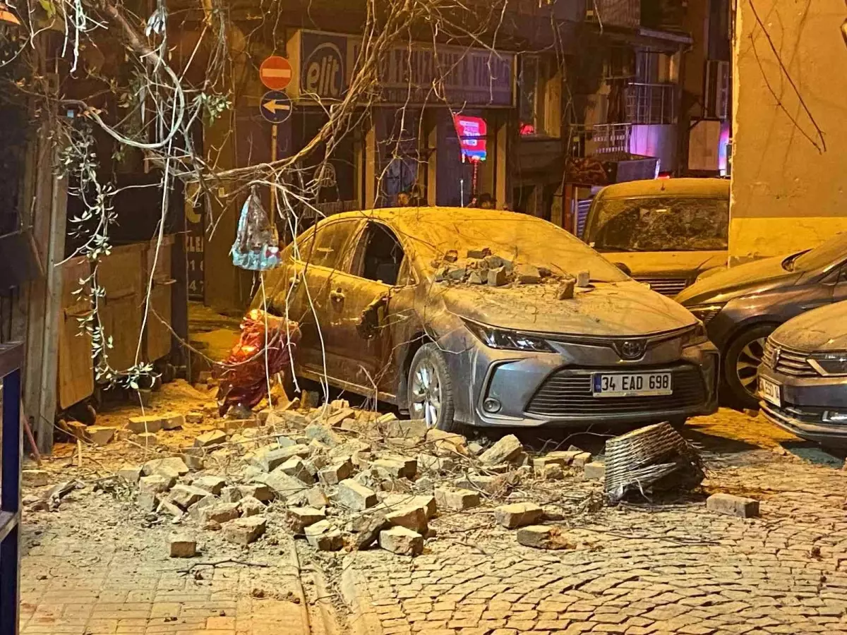 Beşiktaş\'ta tarihi binanın çatısı yoldan geçen otomobilin üzerine düştü