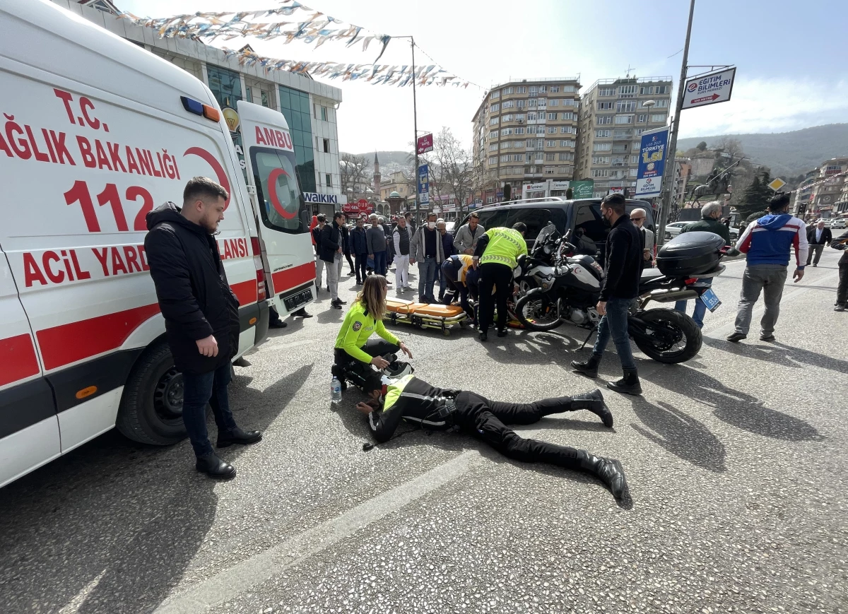 Bursa\'da trafik kazasında motosikletten düşen iki polis memuru yaralandı