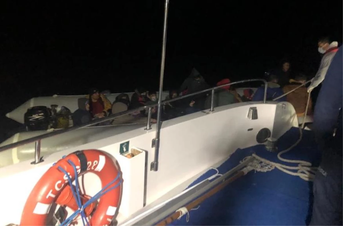 Çanakkale açıklarında lastik bottaki 35 düzensiz göçmen karaya çıkarıldı