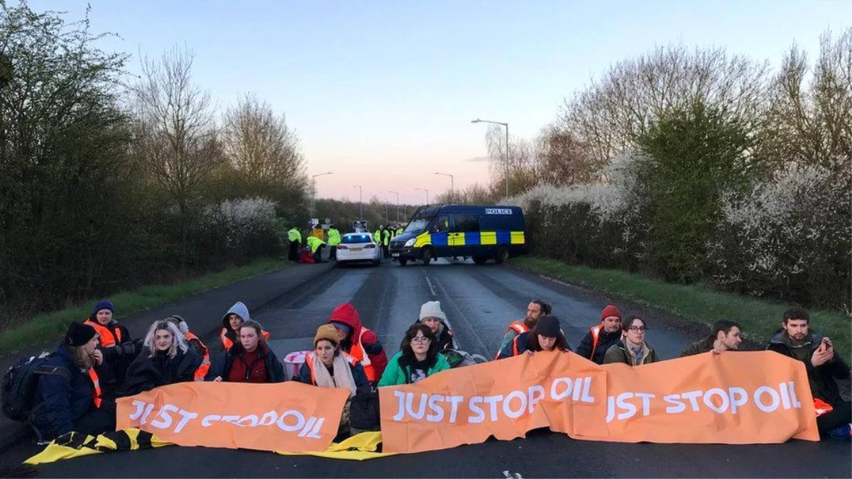 Fosil yakıt endüstrisini sonlandırmak isteyen iklim aktivistleri 10 petrol terminalini işgal etti