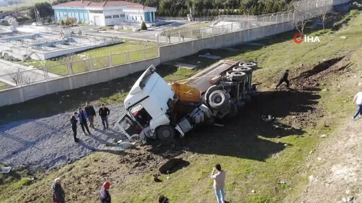 Freni patlayan hafriyat kamyonu çayırlık alana uçtu