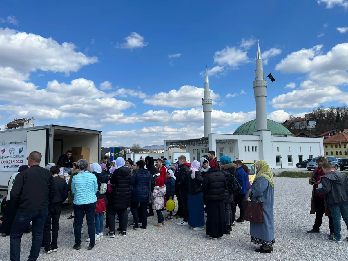 İHH, Bosna Hersek\'te ihtiyaç sahibi ailelere ramazan kumanyası dağıttı