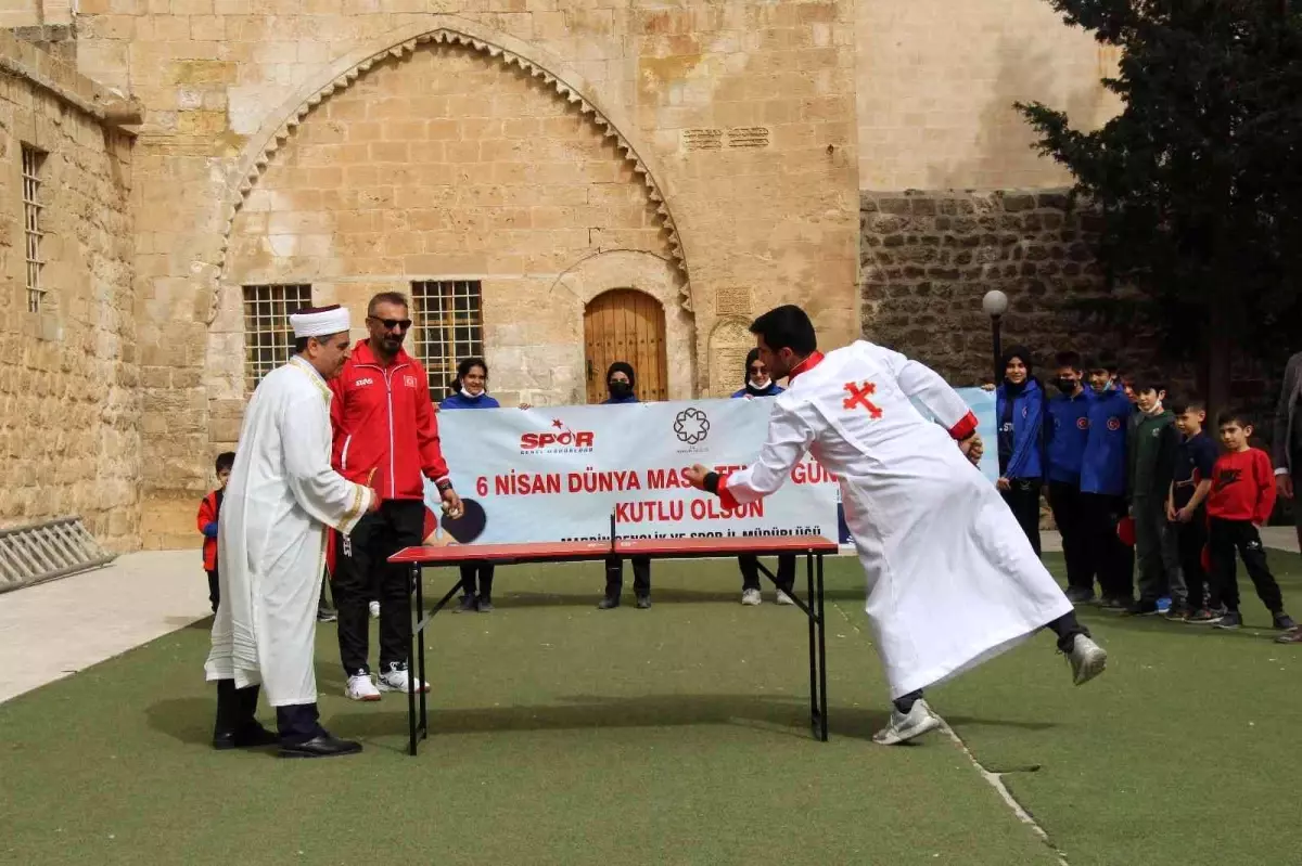 İmam ile Hristiyan ilahi korosu öğrencisinin oynadığı masa tenisinde \'hoşgörü\' kazandı