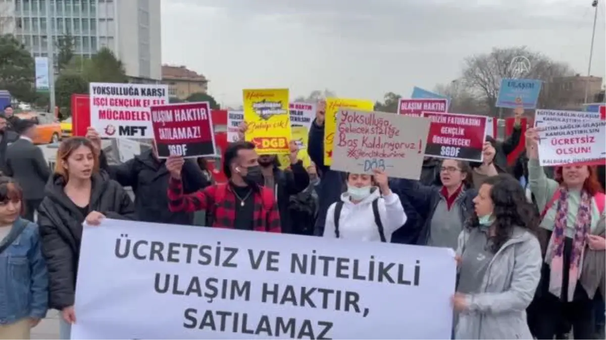 İstanbul'da bir grup öğrenci toplu ulaşıma yapılan zamları protesto etti