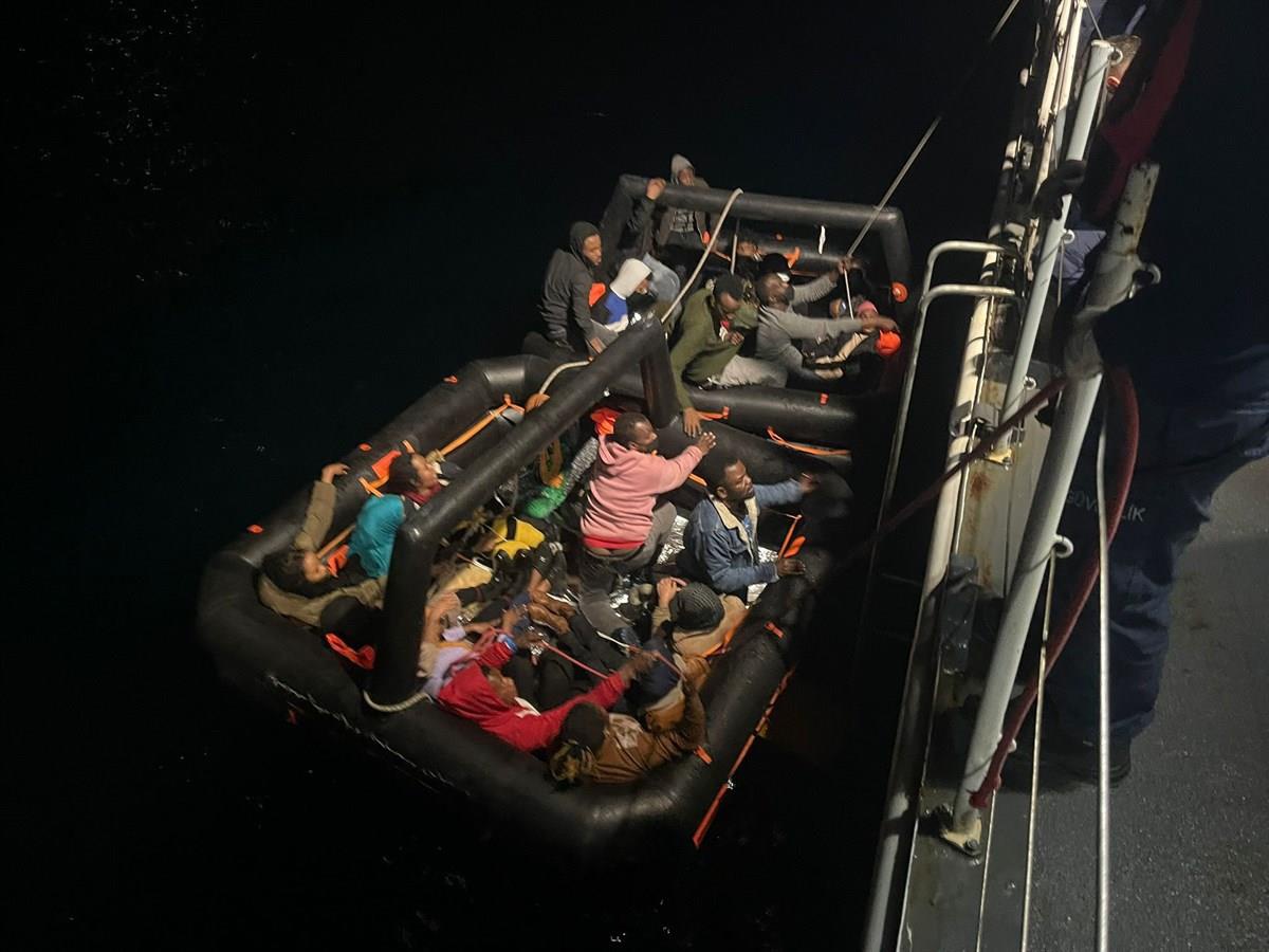 İzmir\'de Yunanistan unsurlarınca geri itilen 25 düzensiz göçmen kurtarıldı