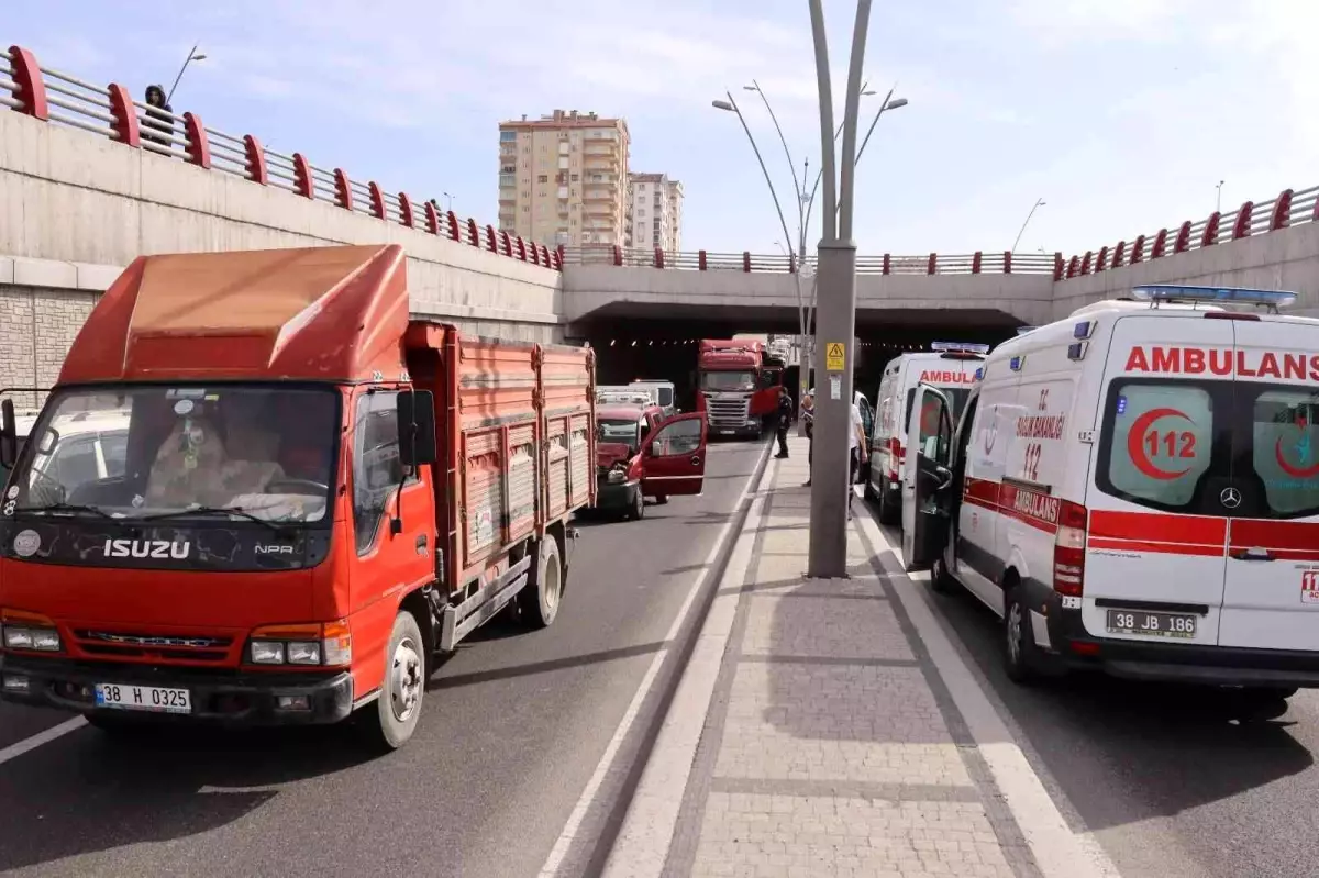 Kayseri\'de zincirleme trafik kazası: 2 yaralı