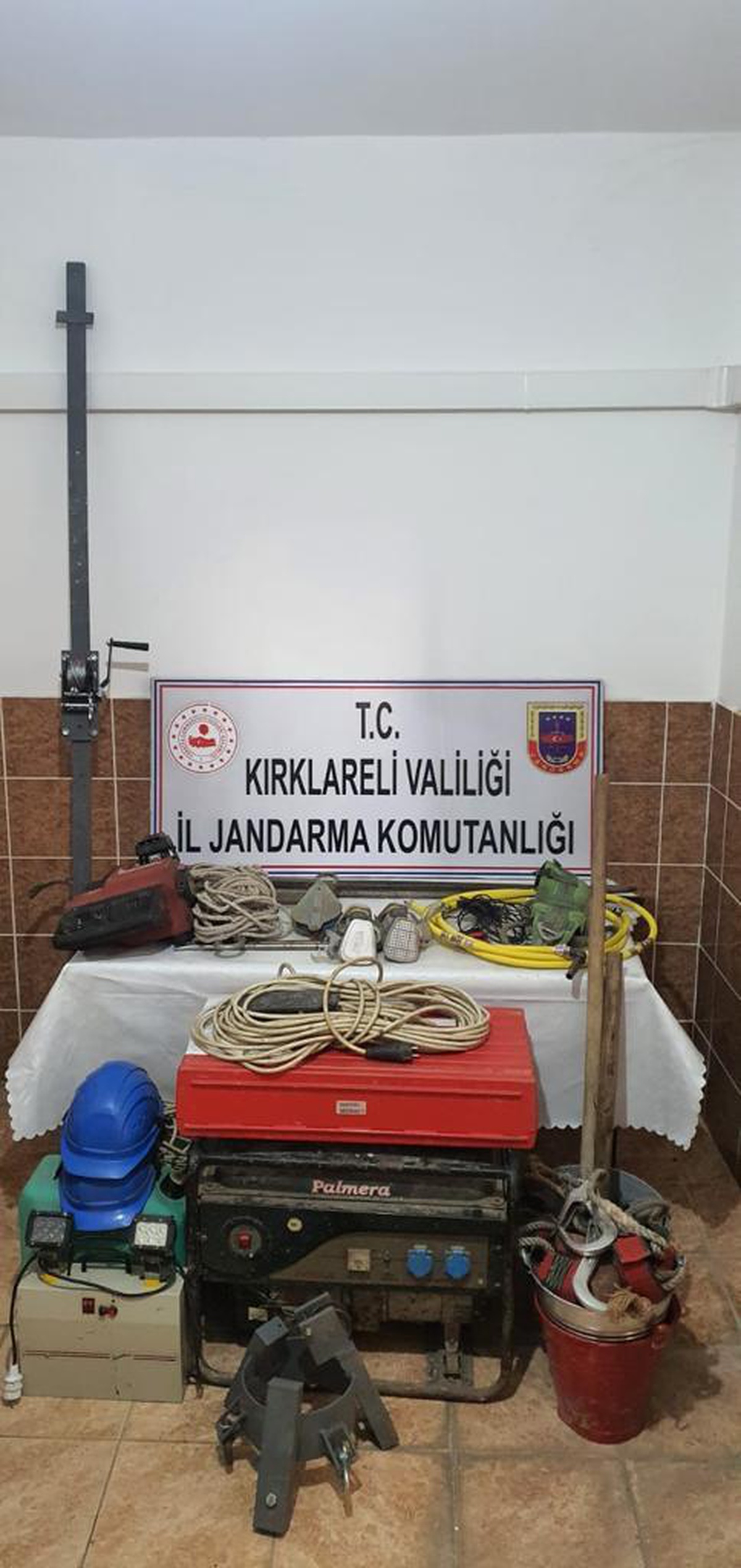 Kırklareli\'nde kaçak kazı yapan 3 kişi yakalandı