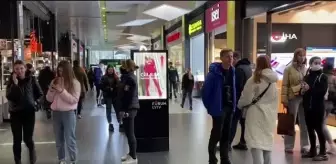 Lviv'de sirenleri duyan halk alışverişini yarıda bırakıp sığınaklara koşuyorGüvenli kent Lviv, sirenlerle inliyorUkrayna milli marşın çalınmasıyla...