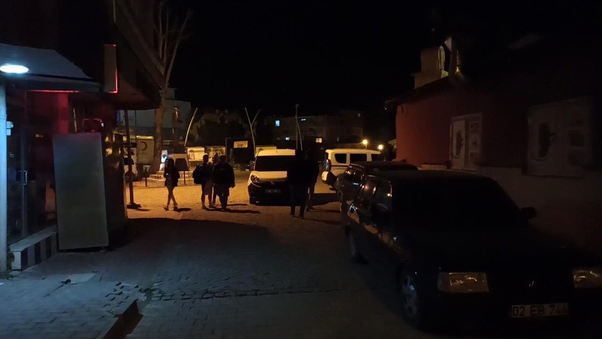 Son dakika 3. sayfa: Magandalar gecenin sessizliğini silah sesleriyle bozdu