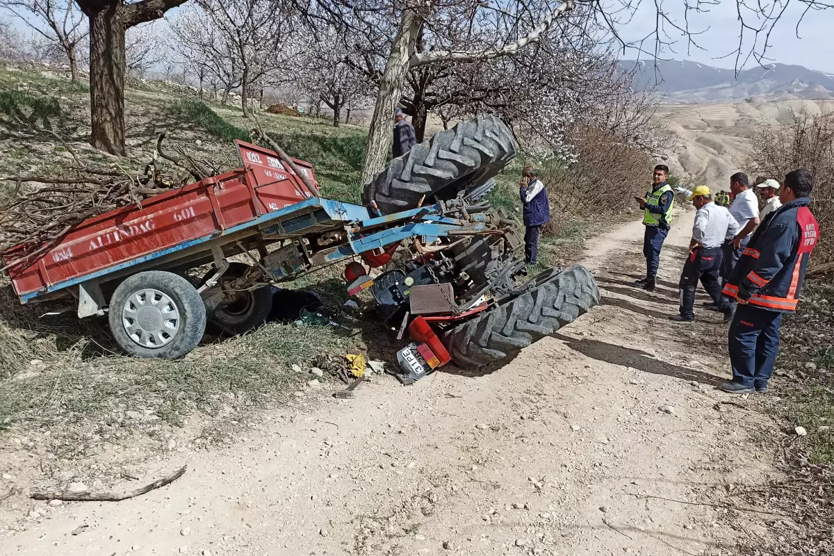 Malatya\'da devrilen traktörün sürücüsü öldü