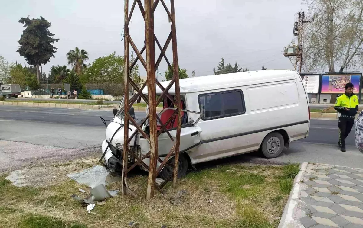 Minibüs elektrik direğine çarptı: 4 yaralı