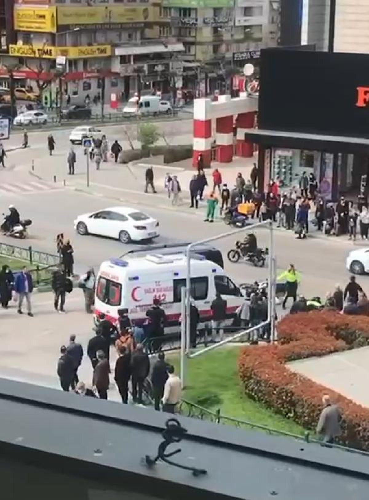 MİNİBÜS, TRAFİK EKİBİNİN MOTOSİKLETİNE ÇARPTI: 2 POLİS YARALI