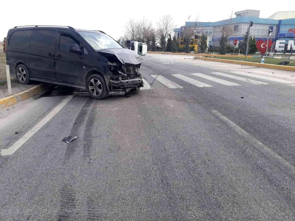 Minibüsle çarpışan kamyonet devrildi, 1 kişi yaralandı