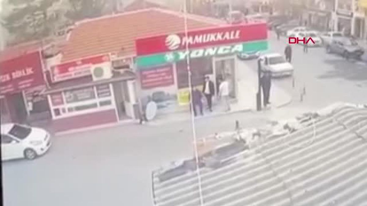 Yolcu otobüsünün sürüklediği otomobil, yayaya çarptı: 2 yaralı - Yeniden