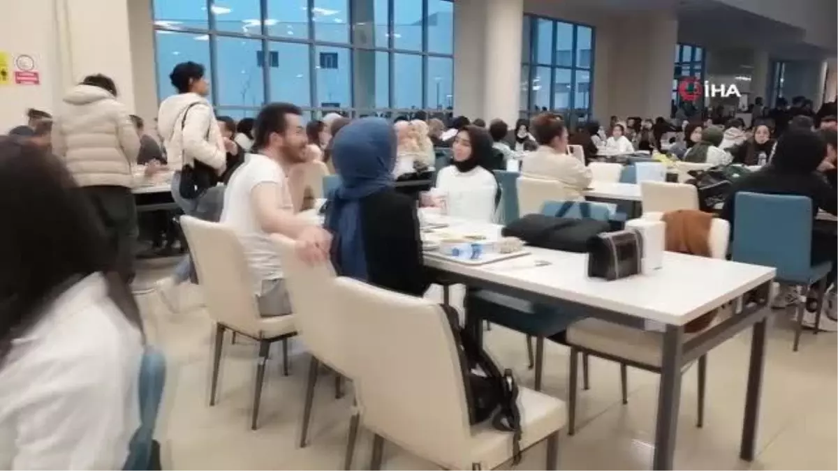 Rektör Savaş iftarda öğrencilerle buluştu