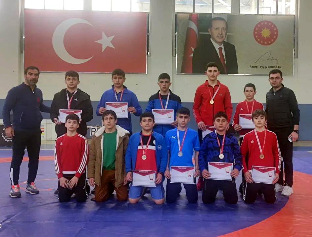 Sivas güreş takımı Rize\'den 9 madalya ile döndü