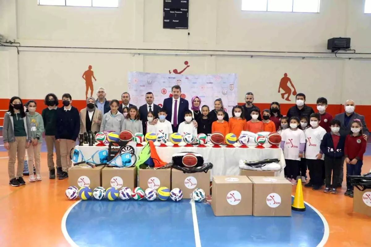 Sivas\'ta öğrencilere 1 milyon liralık spor malzemesi desteği