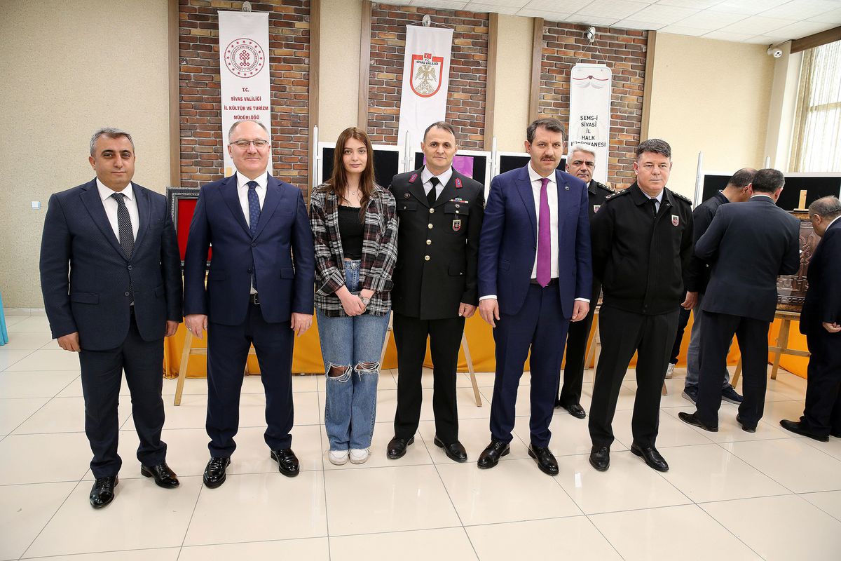 Sivas\'ta jandarma komutanı kanserden kaybettiği eşi anısına rölyef sergisi açtı