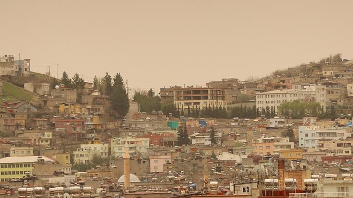 Toz fırtınası Şırnak ve Siirt\'i etkisi altına aldı! Meteoroloji vatandaşları dikkatli olmaları konusunda uyardı