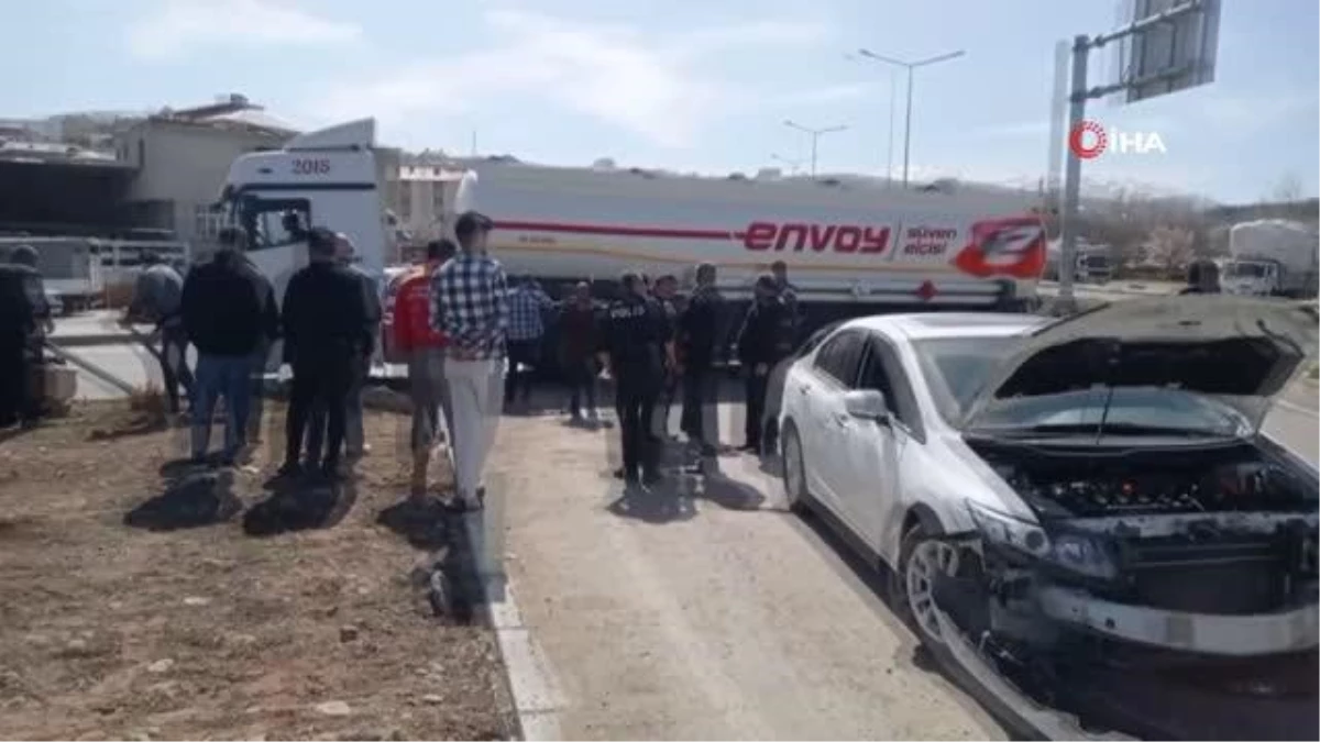 Suşehri\'nde iki otomobilin çarpışması sonucu yaşanan kazada 4 kişi yaralandı