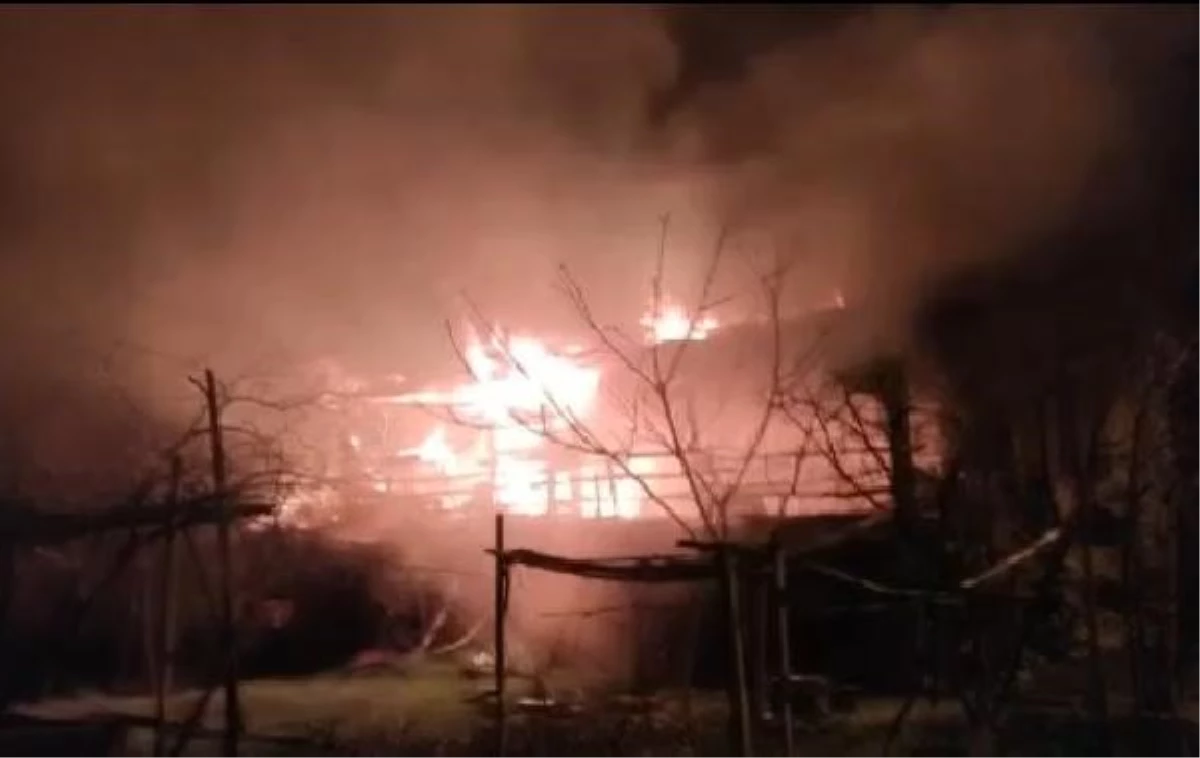 Son dakika haber | Tek katlı ev yangında küle döndü, yaşlı kadını komşuları kurtardı