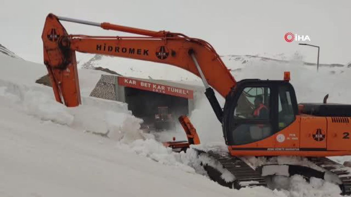 Tünelin ucu göründü... Kar kaplanları 10 metrelik karla mücadele yapıyor