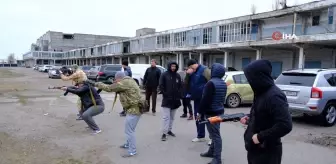 Ukrayna'da sivil halka silah eğitimi veriliyor
