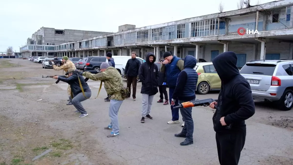 Ukrayna'da sivil halka silah eğitimi veriliyor