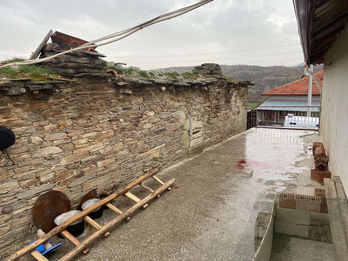 Uşak\'ta çatıdan inmeye çalışırken düşen kişi ağır yaralandı