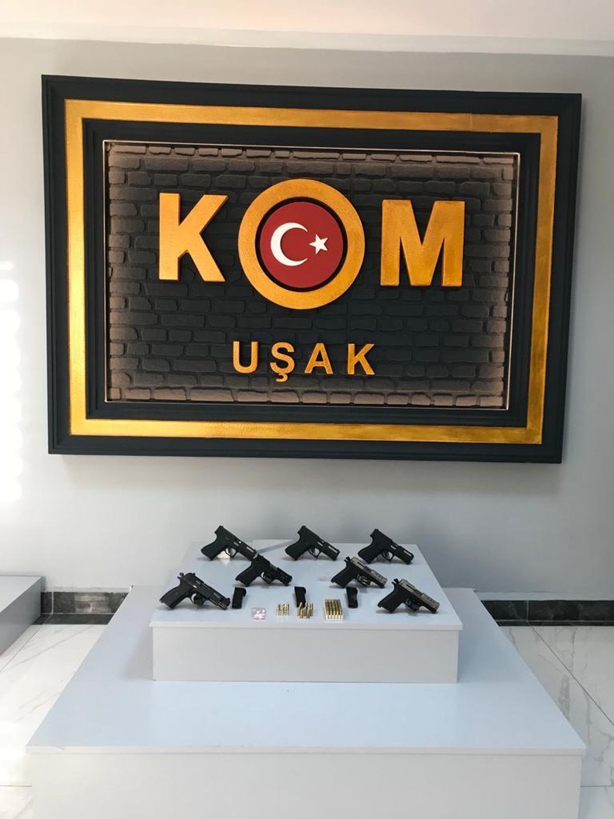 Uşak\'ta otomobilde 7 ruhsatsız tabanca ele geçirildi